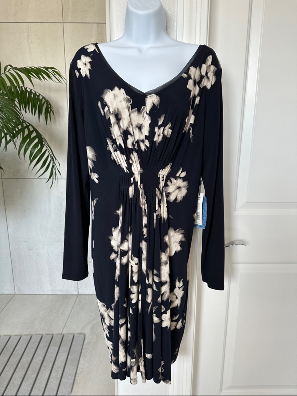 Simply Vera Soft flowing Navy Floral dress, Size L. Vera Wang - Picture 2 of 13